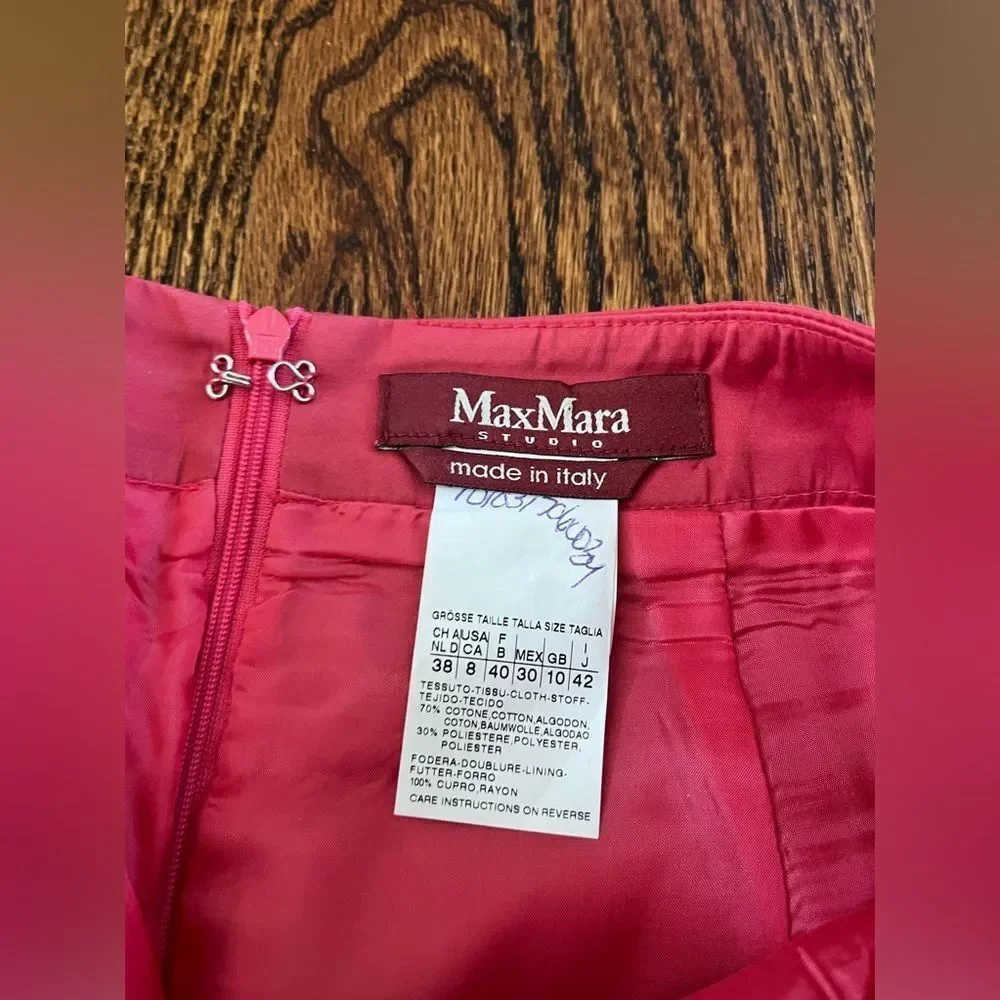 MaxMara size 8 Skirt Hot Pink perfect for your next office day Made in Italy